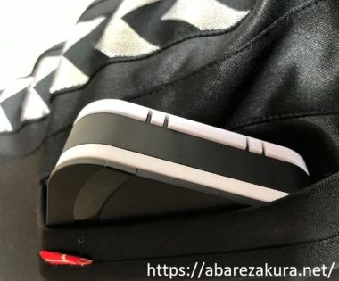 ポケットに入れた折りたたみゴーグル