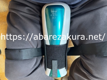 布で作った電オナホルダーを足に装着した図