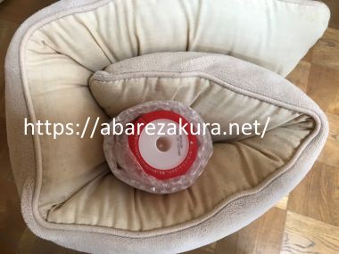 ビニールひもでテンガをクッション巻にして縦にした画像