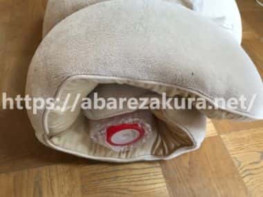 ビニール紐でテンガをクッション巻にして寝かせた画像です