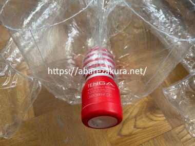 ラブボディakiに赤いTENGAを挿入する図（これで）