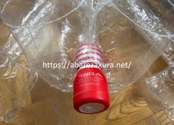 ラブボディakiに赤いTENGAを挿入する図（これで）